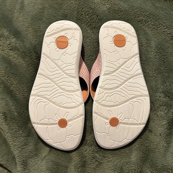 Earth Origins Thong Sandals - Picture 4 of 5